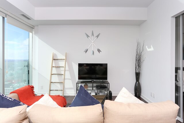 プラチナム スイーツ - ブレステイキング CN タワー ビュー