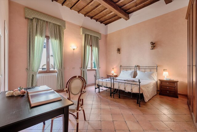 セントラル ストロッツィ バイ Mmega