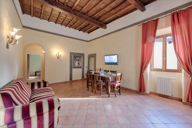 セントラル ストロッツィ バイ Mmega