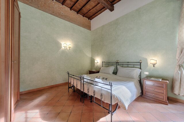 セントラル ストロッツィ バイ Mmega