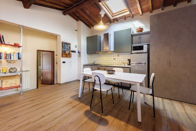 ウナ フィネストラ スッレ カッペッレ メディチ バイ Mmega