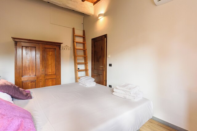 ウナ フィネストラ スッレ カッペッレ メディチ バイ Mmega