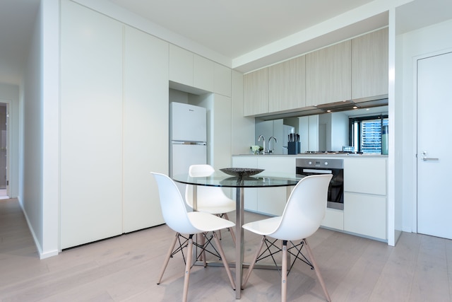 ウィンデル アパートメンツ リバーサイド オン コリンズ