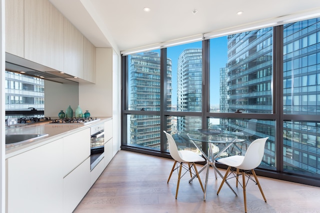 ウィンデル アパートメンツ リバーサイド オン コリンズ