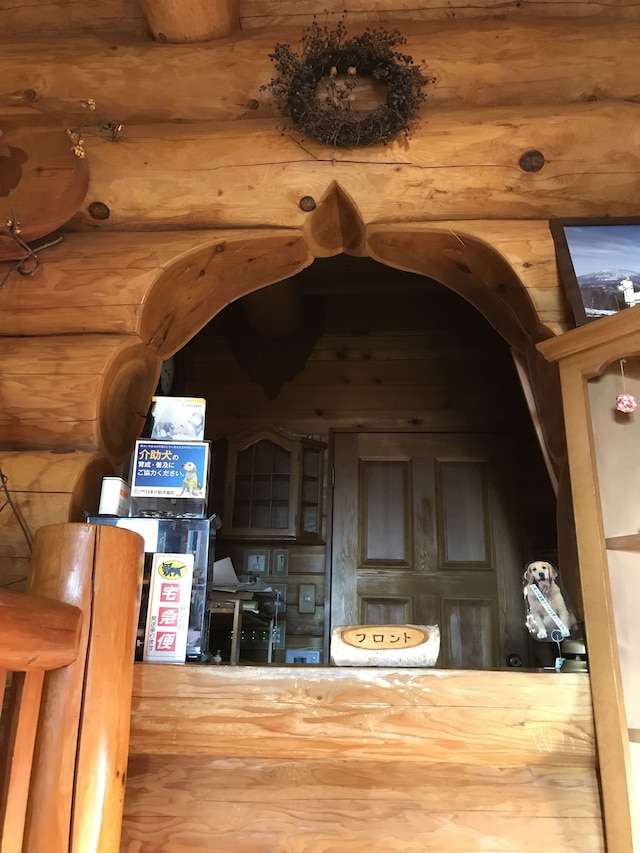 森のログホテル カムループス