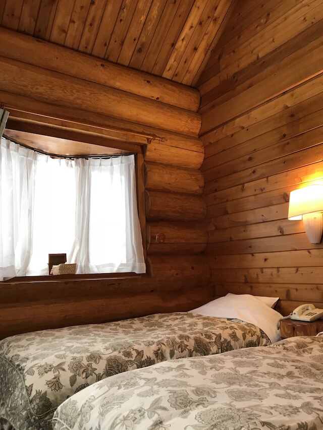 森のログホテル カムループス