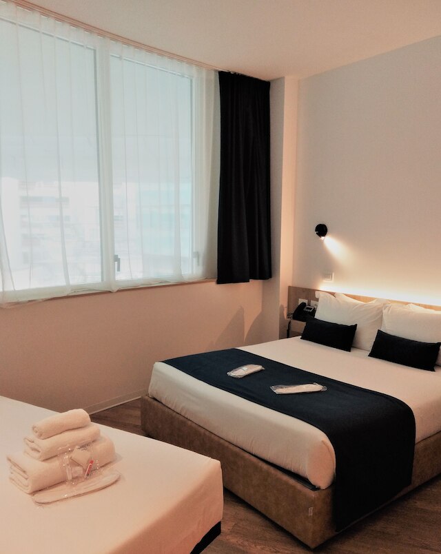 エア ルームズ ローマ エアポート バイ ハロースカイ