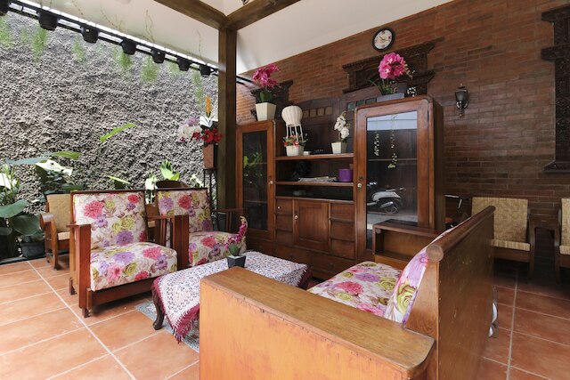 レッドドアーズ プラス ニア ジョグジャ ケムバリ モニュメント