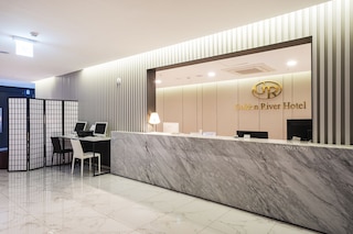 ゴールデン リバー ホテル