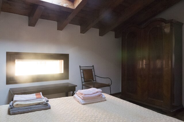 2 階にある広く快適なアパートメント