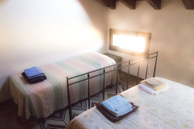 2 階にある広く快適なアパートメント