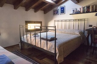 2 階にある広く快適なアパートメント