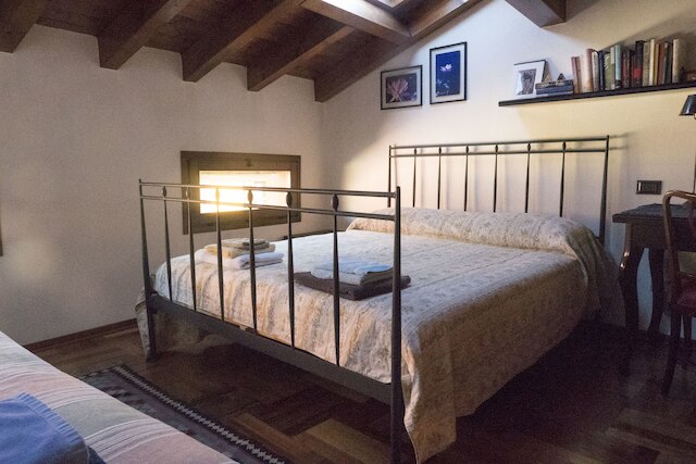 2 階にある広く快適なアパートメント