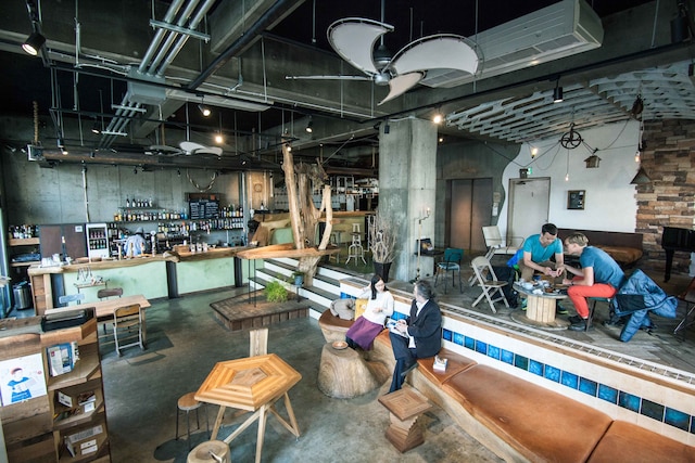 ヌイ ホステル & バー ラウンジ