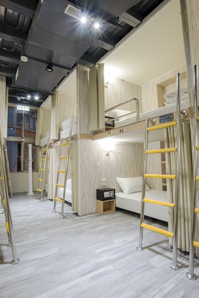 オールド ドア ホステル & バー