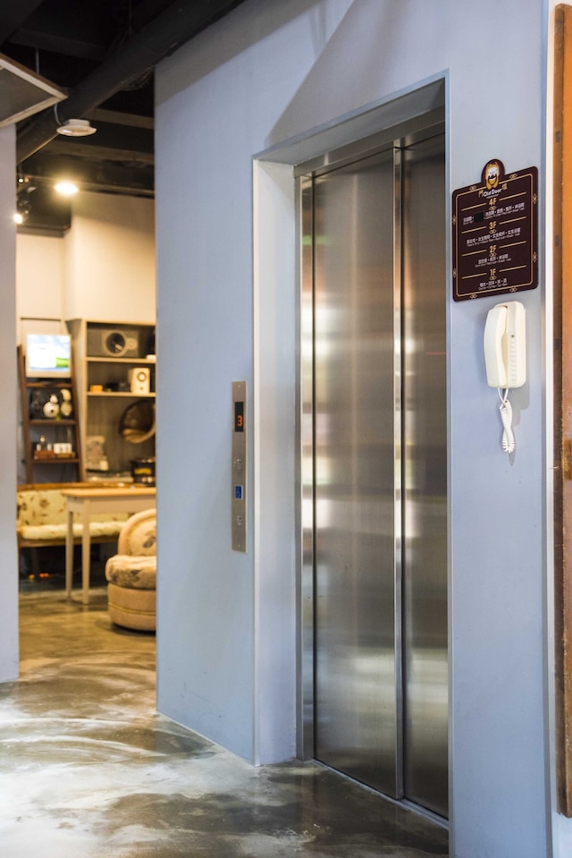 オールド ドア ホステル & バー