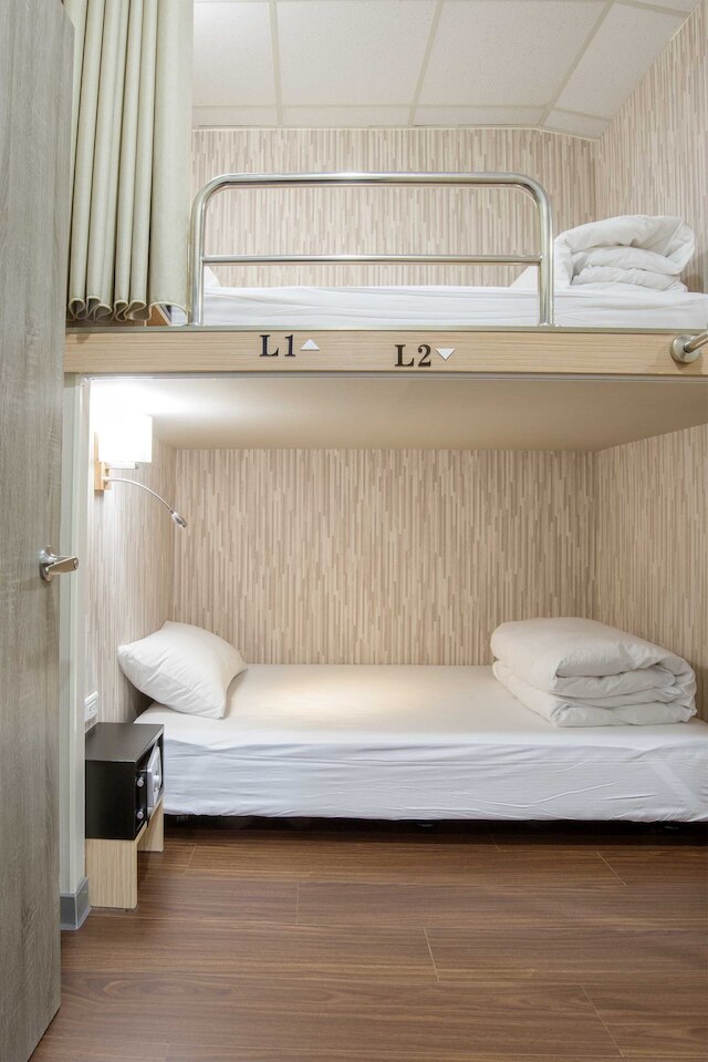 オールド ドア ホステル & バー