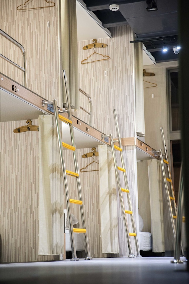 オールド ドア ホステル & バー