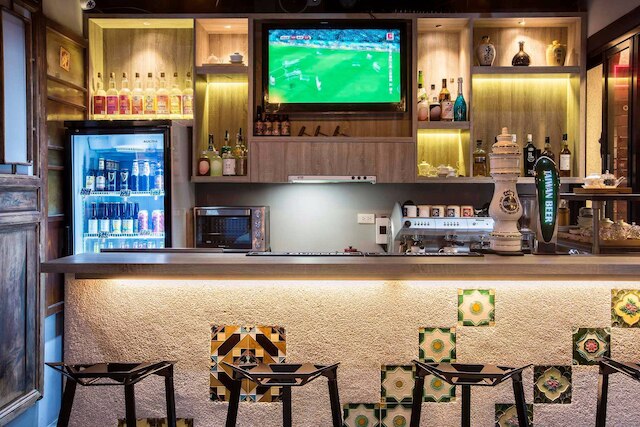 オールド ドア ホステル & バー