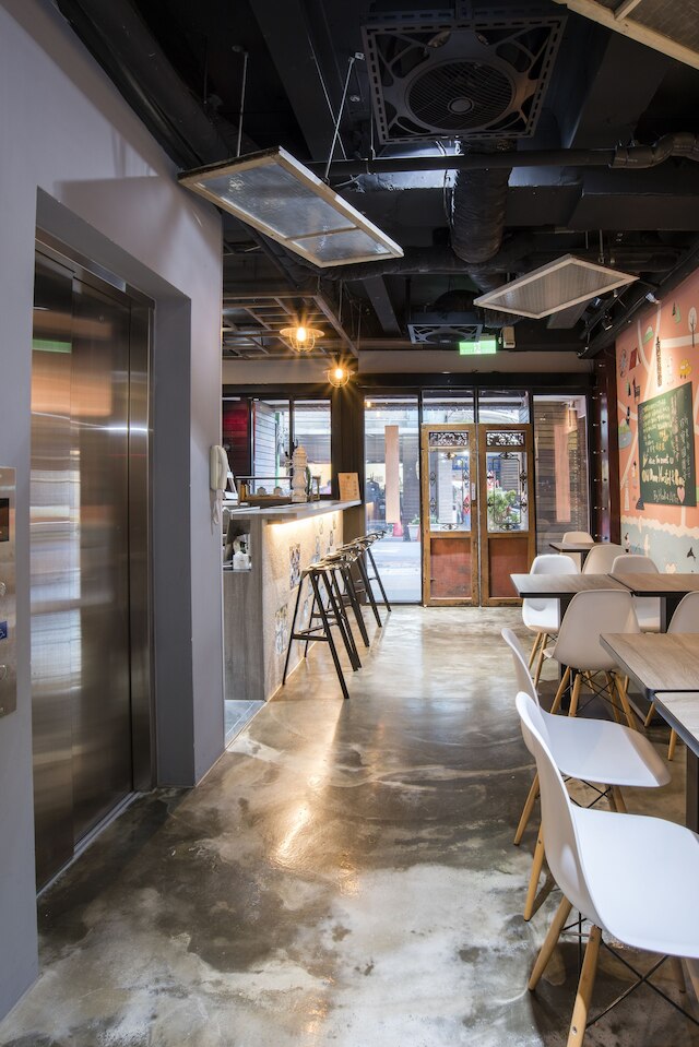 オールド ドア ホステル & バー