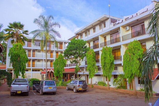 キリマンジャロ クレーン ホテル