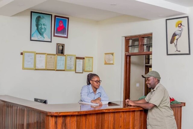 キリマンジャロ クレーン ホテル