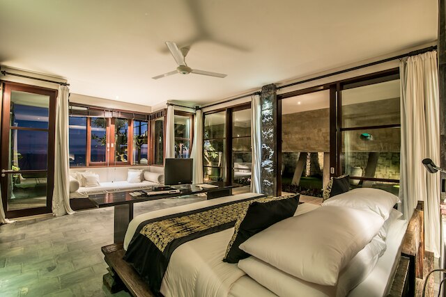 アブソルート クリフ フロント パンダワ ビーチ ヴィラ