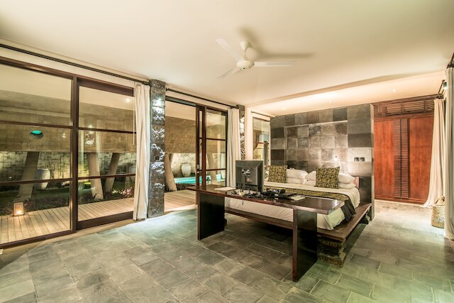 アブソルート クリフ フロント パンダワ ビーチ ヴィラ