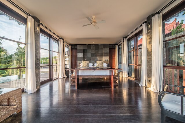 アブソルート クリフ フロント パンダワ ビーチ ヴィラ