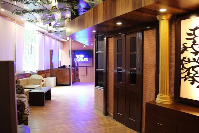 OYO 2407 ホテル ガラズ M1