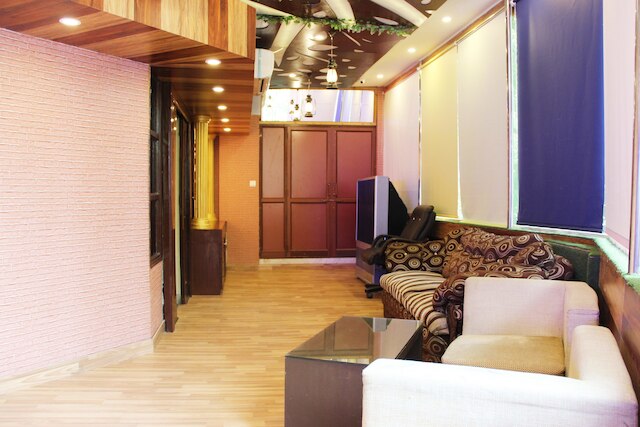 OYO 2407 ホテル ガラズ M1