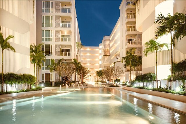 ザ ベース ダウンタウン コンド バイ ジョイ