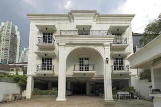 レッドドアーズ プラス アット セティアブディ バラット