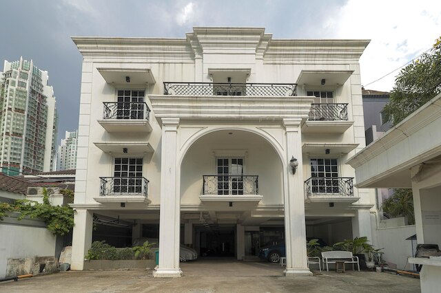 レッドドアーズ プラス アット セティアブディ バラット