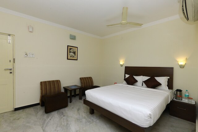 OYO フラッグシップ 470 ニア US コンスレート