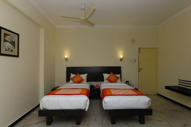 OYO フラッグシップ 470 ニア US コンスレート