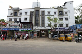 OYO フラッグシップ 470 ニア US コンスレート