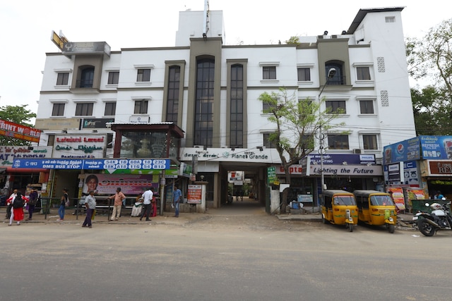 OYO フラッグシップ 470 ニア US コンスレート