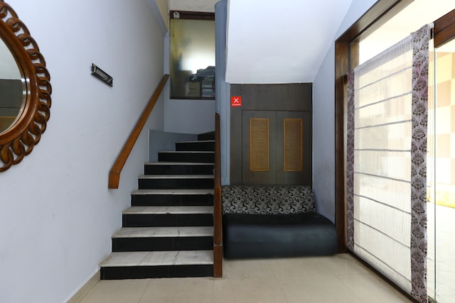 OYO フラッグシップ 470 ニア US コンスレート