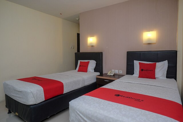 レッドドアーズ プラス @ グランド ポピュラー ホテル