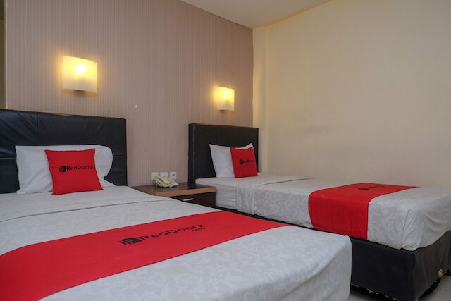 レッドドアーズ プラス @ グランド ポピュラー ホテル