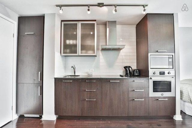 モダン スカイスクレーパー スタジオ バイ CN タワー