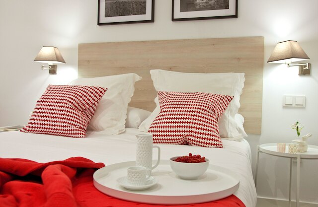 フィールアットホーム マドリード スイーツ アパートメンツ