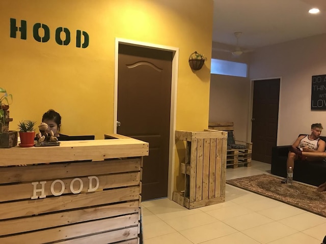 フッド - ホステル