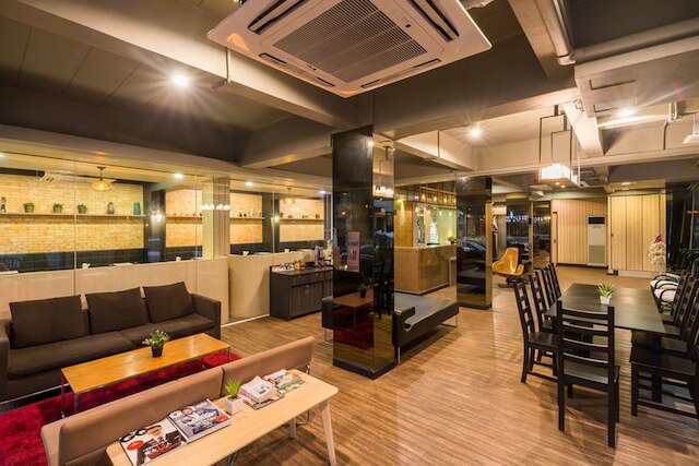 トン オー プレイス ホテル ラチャダー