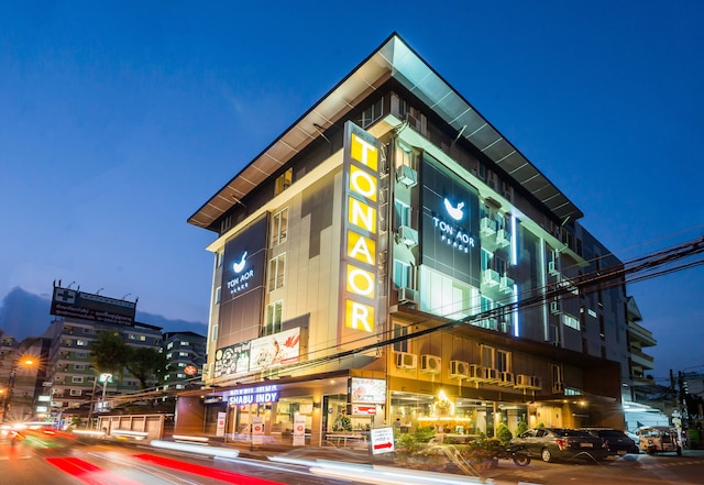 トン オー プレイス ホテル ラチャダー