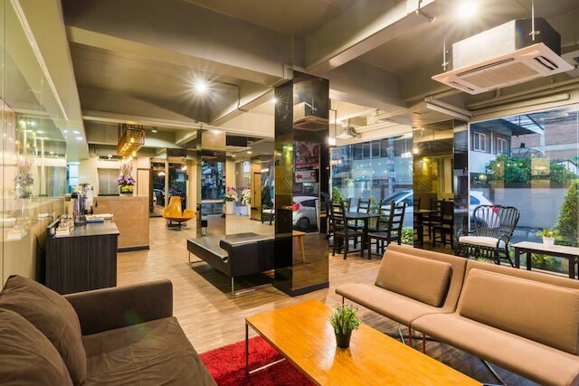 トン オー プレイス ホテル ラチャダー