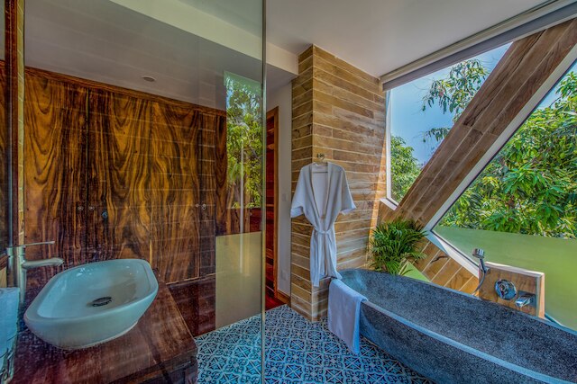 ヴィラ エターナル プライベート プール  3 フローズ & ルーフトップ テラス