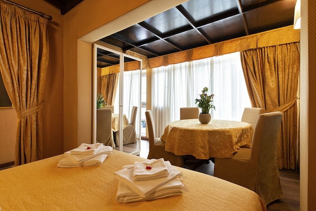 カノーヴァ ルームズ イン スパニッシュ ステップス