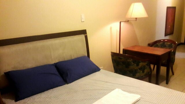 ミグズ アンド トンズ プレイス アット サイプレス タワーズ